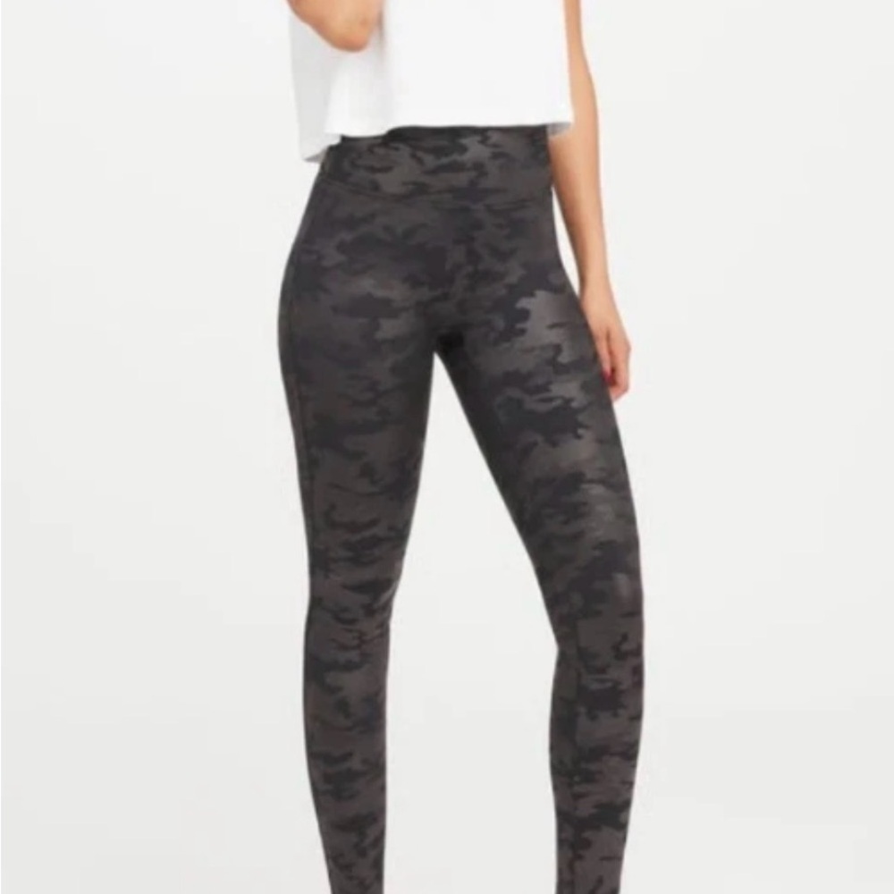 SPANX Pull-On Leggings Womens Sz XS Black Camo Athletic Gym